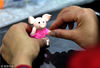 2019年1月5日，江苏扬州，扬州面塑非遗传承人何燕兰在创作面塑“福猪”系列作品。