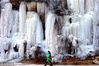 2018年1月6日，河北邢台云梦山，游人走过冰瀑悬崖。