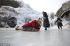 2019年1月6日，小朋友在北京门头沟神泉峡风景区冰瀑前溜冰游玩。 