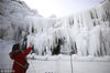 2019年1月6日，游客在北京门头沟神泉峡风景区观赏冰瀑。