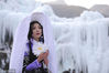 2019年1月6日，一位女孩cosplay网游角色在北京门头沟神泉峡风景区冰瀑前留影。