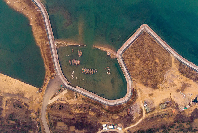 航拍青岛最小渔港 仅涨潮后才能进出