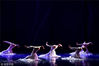 2019年1月8日晚，由南京艺术学院舞蹈学院主办，古典舞系承办根据《陶渊明集》中《桃花源记》改编的原创实验舞蹈剧场《婆娑》 在南艺实验剧场举行。刘建民/视觉中国
