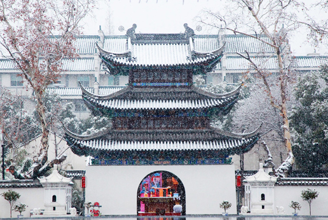 南京迎来2019年首场降雪 街头大雪纷飞