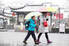 2019年01月09日，江苏省南京市，家长冒着大雪送孩子上学。姚家/视觉中国