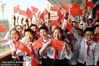 安徽省合肥市蚌埠路第二小学举行爱国“快闪”活动，2000多名师生挥舞着手中的五星红旗，高唱《我爱你中国》，表达对祖国的热爱与祝福。熊伟/摄
