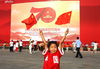 国庆将至，天安门广场游客纷纷手举国旗拍照合影，节日气氛越来越浓。顺其自然/摄