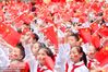 四川省绵阳市七一剑南路小学开展了“喜迎国庆 祝福祖国”为主题欢庆活动，通过同唱国歌、舞蹈表演，以及与智能机器人互动等形式，热烈庆祝中华人民共和国成立70周年。陈冬冬/摄