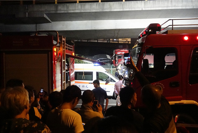 江苏无锡一高架桥发生垮塌 救援车辆已抵达现场