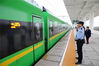 2019年10月11日，江苏南通，被称为“绿巨人”的CR200J复兴号动力集中型动车组列车驶入宁启铁路海门站。