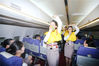 2019年10月11日，在江苏省南通市，南通科技职业学院空中乘务专业大二的学生在模拟机舱内进行安全演示训练。