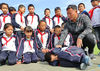 2019年10月12日，河北秦皇岛，海港区东港镇第二小学教师为学生讲解预防踩踏知识。
