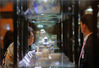 2019年10月12日，参观者在北京的嘉德四季第55期金秋拍卖会上欣赏拍卖预展。该期拍卖会呈现中国书画、瓷器、玉器、工艺品、古籍善本等类别的13个专场拍卖，上拍拍品5400余件，为北京秋拍季暖场。