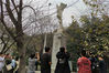 2019年10月12日，武汉大学樱花大道旁鲲鹏广场的部分樱树枝头上，已有星星点点的花瓣随风摇曳，显得格外娇嫩，引不少下课的学生及游客兴奋不已，纷纷驻足拍照留影。