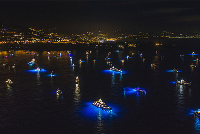  航拍摩纳哥游艇展盛况 豪华游船夜间上演炫彩“光影秀”
