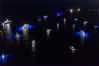 2019年10月14日讯（具体拍摄时间不详），摩纳哥，摩纳哥大力神港举办的游艇展上，数十艘豪华游艇在夜幕降临后开启炫彩灯光，在海面上演了炫彩光影秀。