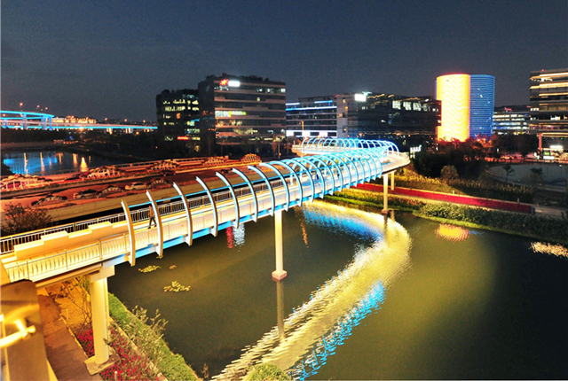 上海：“飞虹”璀璨新景观步廊试亮灯迎进博会