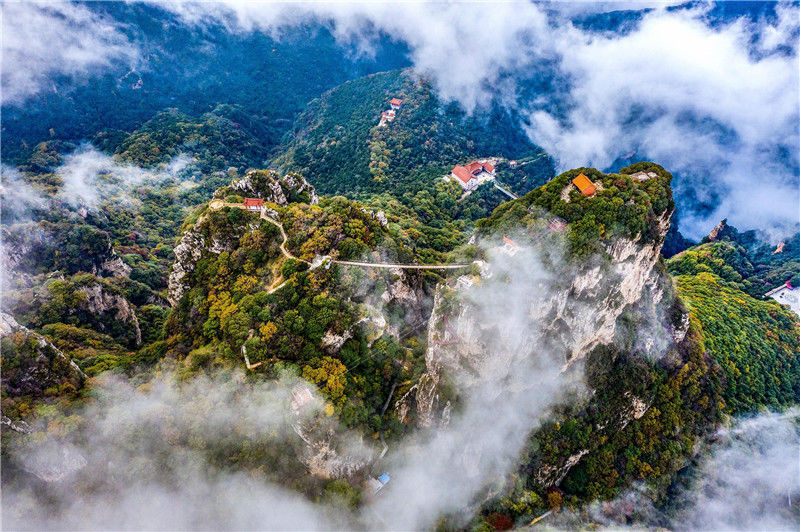 2019年10月16日,山西运城永济五老峰景区云雾缭绕的云海景观.