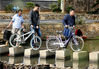 2018年10月24日，江西万年县汪家乡坑边村驻村第一书记董剑文（右一）和队员推着自行车走村串户。