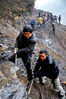 2011年3月，湖北恩施，王光国（左）带领村民开山劈路。
