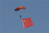 2019年10月17日，庆祝人民空军成立70周年航空开放活动吉林长春举办。蓝鹰跳伞队。