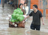 2011年6月20日，浙江兰溪，市民冒险涉水买菜。