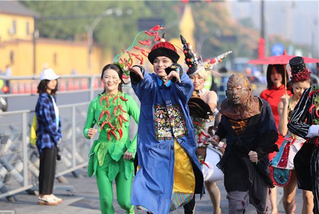 2019杭州湘湖国际马拉松开赛 选手穿奇装异服亮相