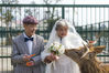 2017年2月10日，长沙，正逢80岁的吴思光与71岁的佟慧芬“金婚”纪念日，两位老人来到湖南长沙柏乐园与动物亲密接触并合影，以纪念这个特殊的日子。胡超群/视觉中国
