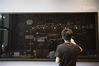 2017年5月8日，杭州，主题店内“代码黑板”变成程序员交流板，一位阿里云程序员正在黑板上解答匿名程序员留下的问题。牛牛/视觉中国