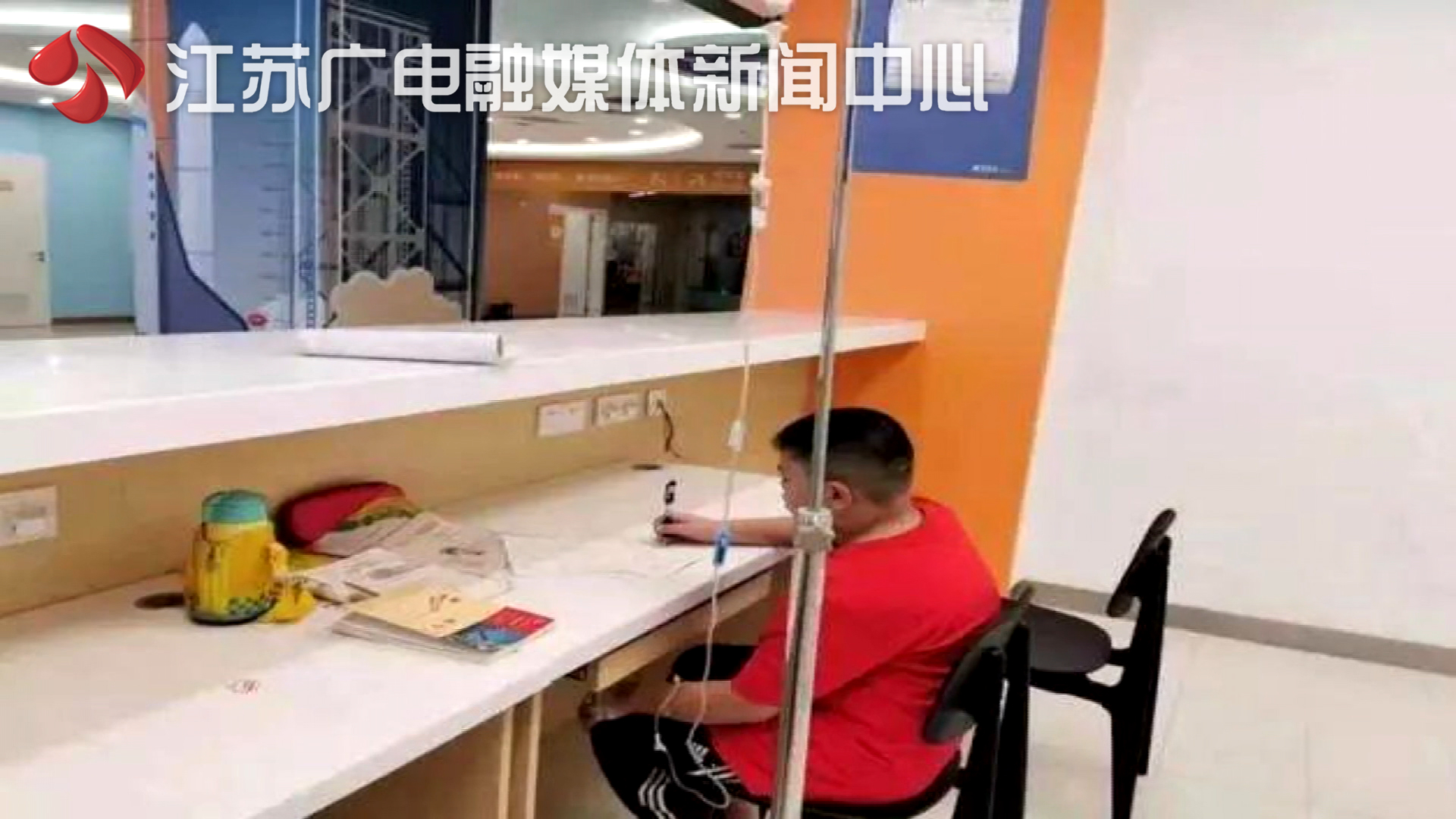 小孩左手点滴右手作业 南京一家医院开了“作业吧”