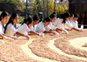 2019年10月26日，河南济源举办王屋山全民“吃土大会”， 近万斤当地独有的土馍摆成手捧巨碗的画面。