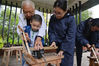 2019年10月27日，在南京江宁的一个小区里，陈和生正在给邻居们上木工课。