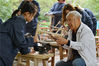 他说：“为了传承中国传统的木作文化，我愿意拿出时间和精力教大家。”