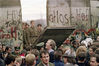 当地时间1989年11月11日，德国柏林，图为西柏林人聚集在柏林墙前，他们看着东德边防警卫拆除一段柏林墙，以便在波茨坦广场附近开辟一个介于东柏林和西柏林之间的新过境点。GERARD MALIE /视觉中国