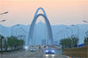2019年10月2日，北京，夕阳西下，市民在新首钢大桥上拍美景。