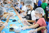 2019年10月3日，在江苏省南通市，南通能达小学的学生在做重阳糕团。
