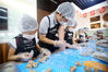 2019年10月3日，在江苏省南通市，南通能达小学的学生在做重阳糕团。
