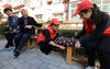 2019年10月30日，河北省邯郸市丛台区中华街道东门外社区的志愿者在辖区内的长椅上安装爱心坐垫。