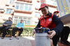 2019年10月30日，河北省邯郸市丛台区中华街道东门外社区的志愿者在辖区内的圆凳上安装爱心坐垫。
