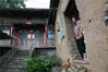 2019年6月19日，陕西安康，旬阳县麻坪镇南家庄村。天井里的土坯石头房是后来加盖的，用来养猪、养鸡。
