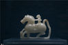 2019年10月4日报道，《与天久长——周秦汉唐文化与艺术特展》在清华大学艺术博物馆举行。西汉晚期，玉羽人骑翼马。

