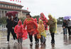 2019年10月4日，北京国庆假期第四天降雨降温，天安门广场人山人海依旧，游客冒雨游览热情不减。当天北京一场秋雨如约而至，在雨水的打压下，最高气温骤降至15度。IC photo

