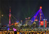 2019年10月2日，上海，黄浦江两岸上演《浦江追梦 光耀中华》大型光影秀，吸引游客驻足观看。张和平/视觉中国