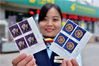 2019年10月6日，石家庄，中国邮政集团河北省新乐市分公司工作人员展示《中斯建交七十周年》纪念邮票。