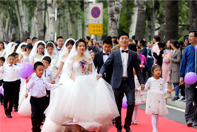 天津：百对新人南开园举行集体婚礼 迎南开大学百年校庆