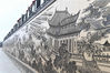 此次改制的壁画全长140.59米，展示了外秦淮河从方山到入江口的一路风景和风土人情，共有2060个人物、400余棵树木、90多幢房屋、100多艘船舶。图为壁画局部。