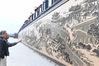1989年《秦淮胜迹图》首次展出即引起全国媒体报道，2010年被上海世博会列为特许纪念品。图为市民在观赏壁画。