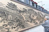 据了解，《秦淮胜迹图》浓缩了明初外秦淮河的自然风光、民俗生活和历史胜迹，是南京著名书画家孙元亮先生的代表作，这幅长卷七易其稿，凝聚了他34年的心血。图为市民在观赏壁画。