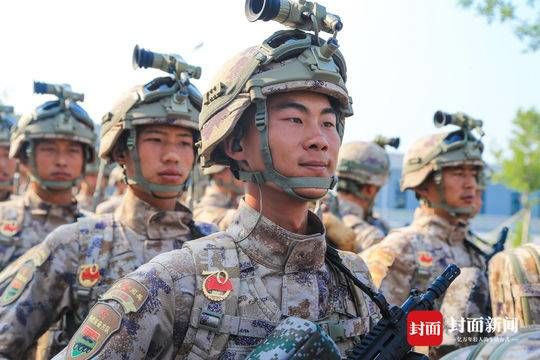 江苏籍特战装备方队队员接受祖国和人民检阅