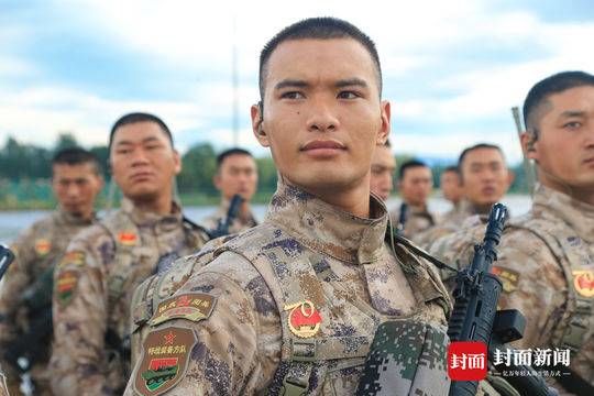 江苏籍特战装备方队队员接受祖国和人民检阅